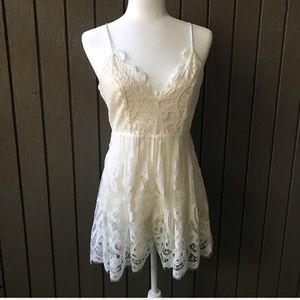 Yoins Women’s Beige Floral Lace Spaghetti Straps Romper Size Small